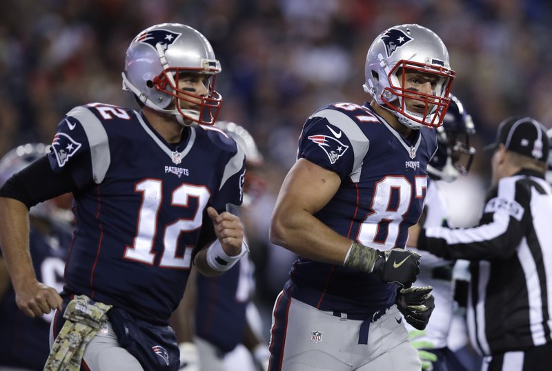 Tom Brady y Rob Gronkowski, ex jugadores de Patriots (AP)
