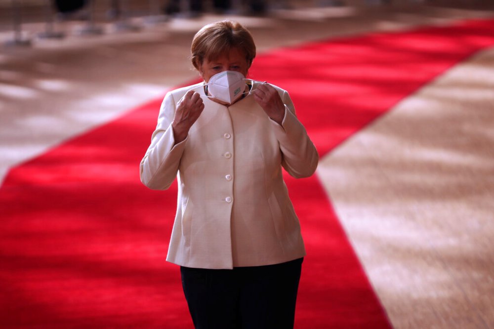 El gobierno de la canciller Angela Merkel y los estados federados acordaron una estrategia común para controlar los brotes. (AP)