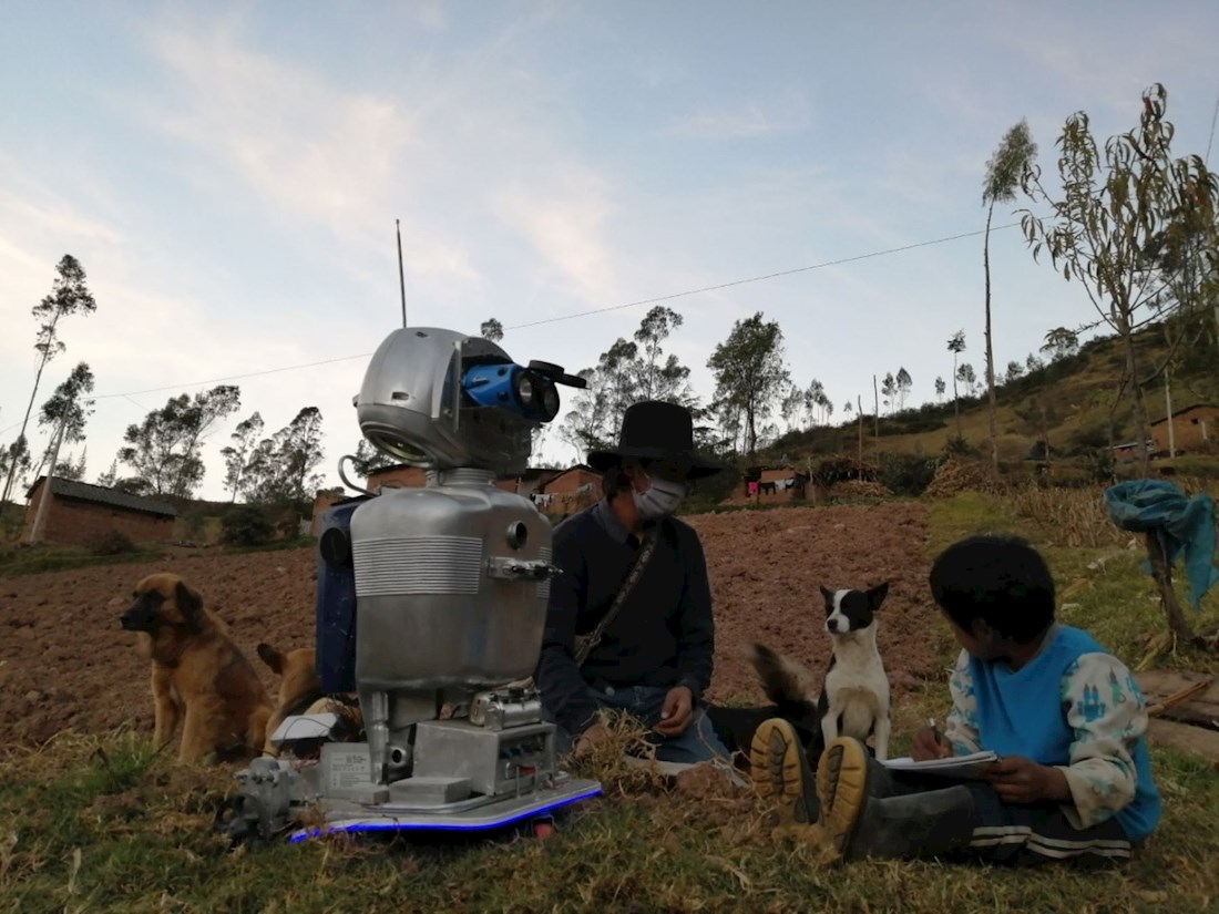 Kipi enseñando a los pequeños de zonas marginadas (EFE).