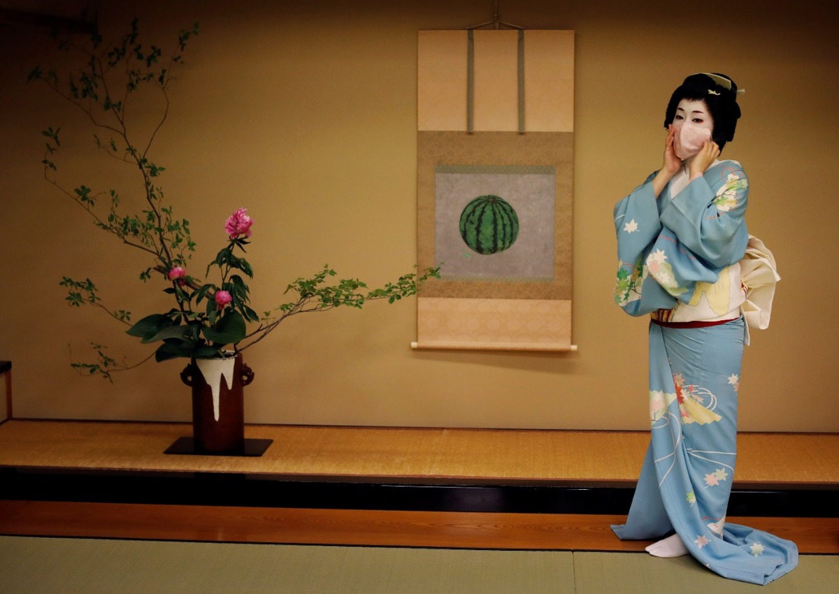 Koiku, antes de trabajar en una fiesta organizada por clientes con otras geishas. (Reuters)