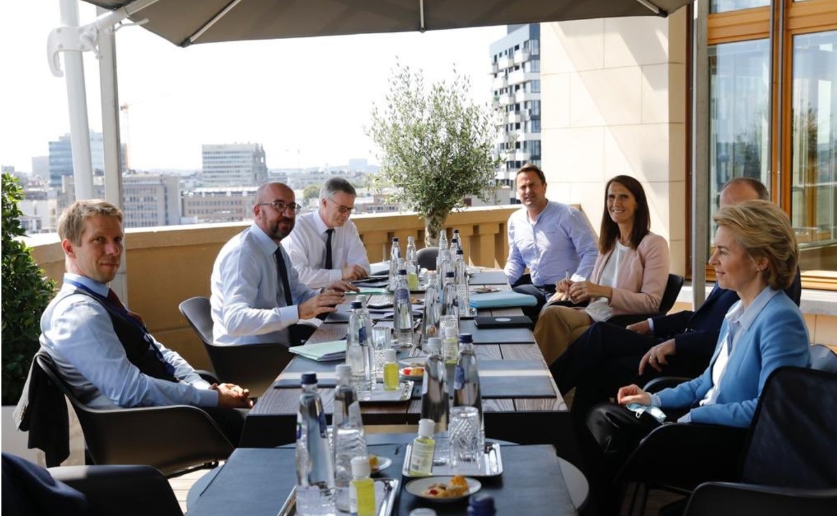 El presidente del Consejo Europeo en reunión con líderes europeos. (@BarendLeyts)