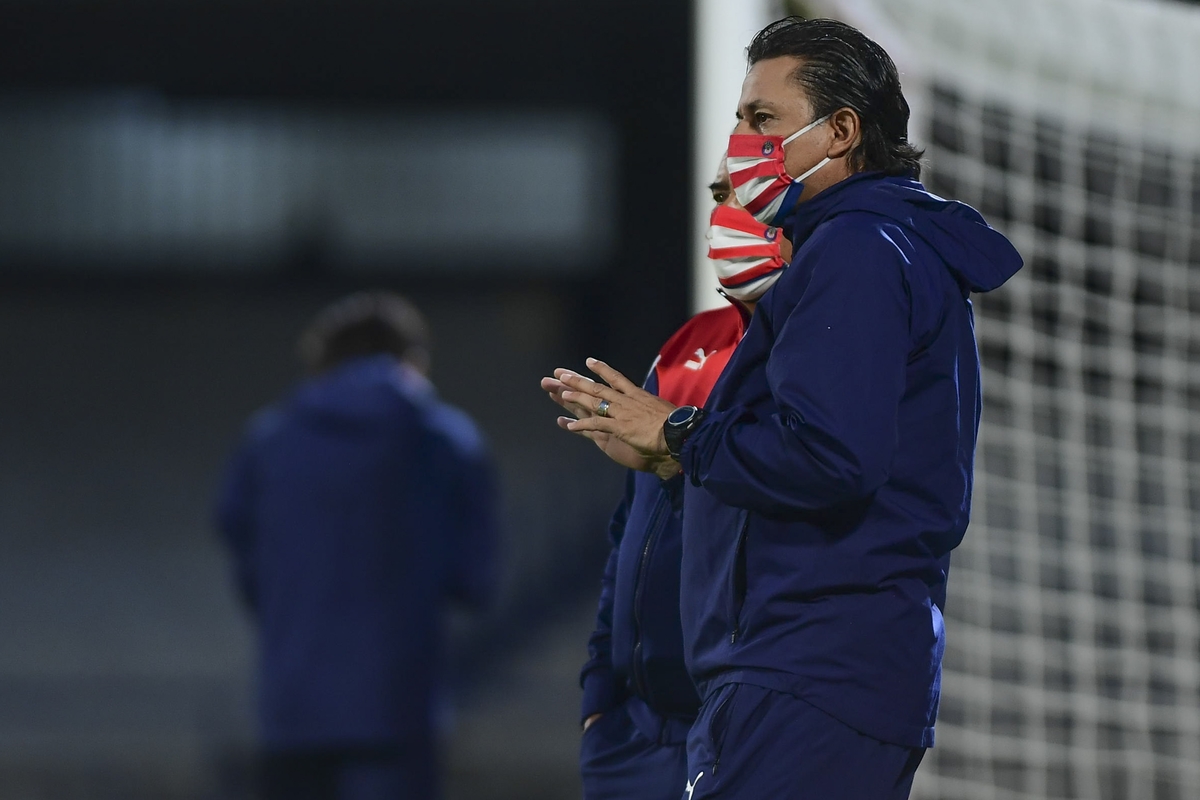 Salvador Reyes, auxiliar de Chivas durante la final de la Copa GNP (Mexsport)