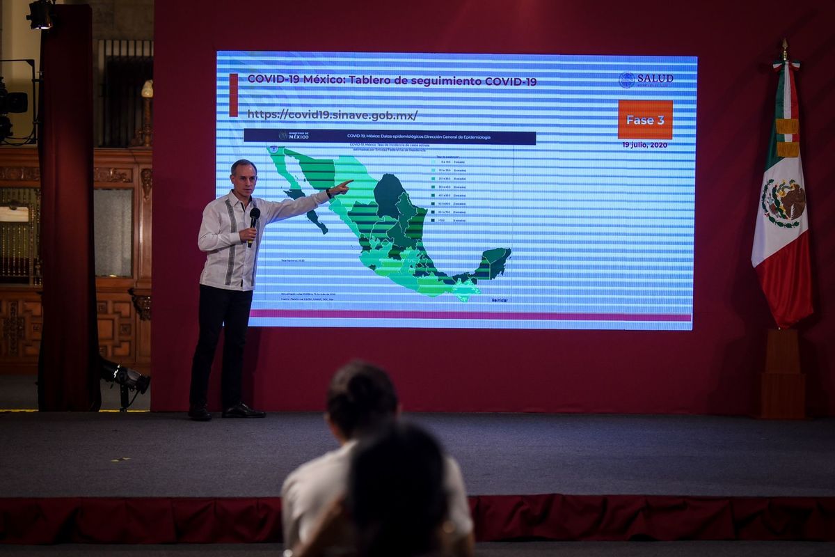 El subsecretario Hugo López-Gatell presentando el portal de Sinave para el coronavirus. (Cuartoscuro)