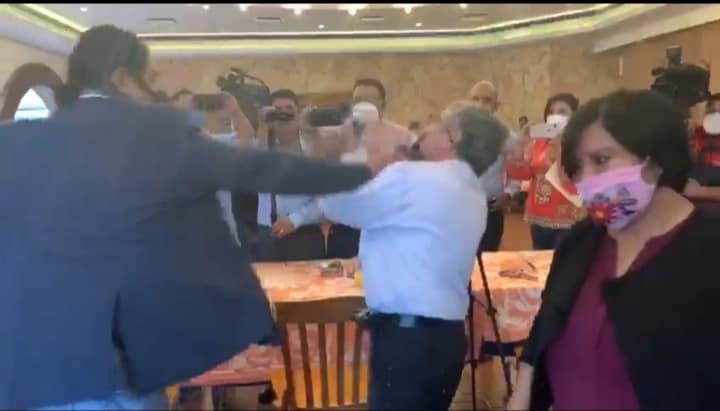La agresión se reportóal finalizar una rueda de prensa. (Especial)