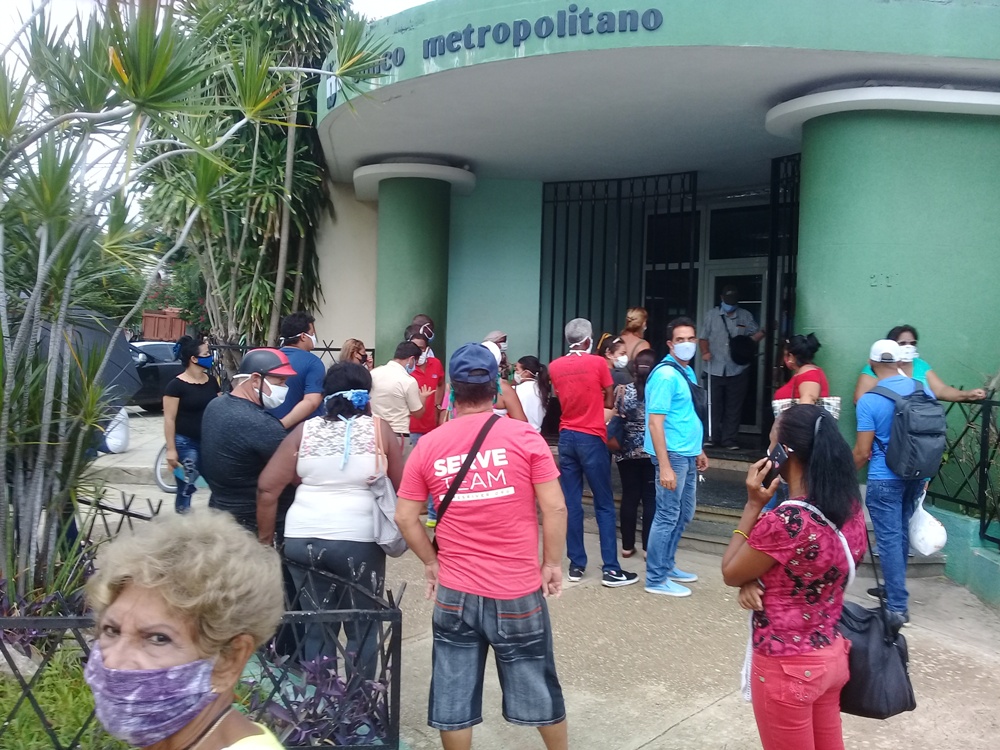 El Banco Metropolitano, en La Habana, se desbordó de clientes que buscaban comprar tarjetas magnéticas en dólares. (Manuel Somoza)