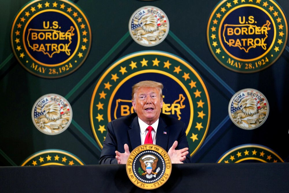 Donald Trump dijo que este mes firmaría “una ley muy buena y una ley basada en el mérito”. (AP)