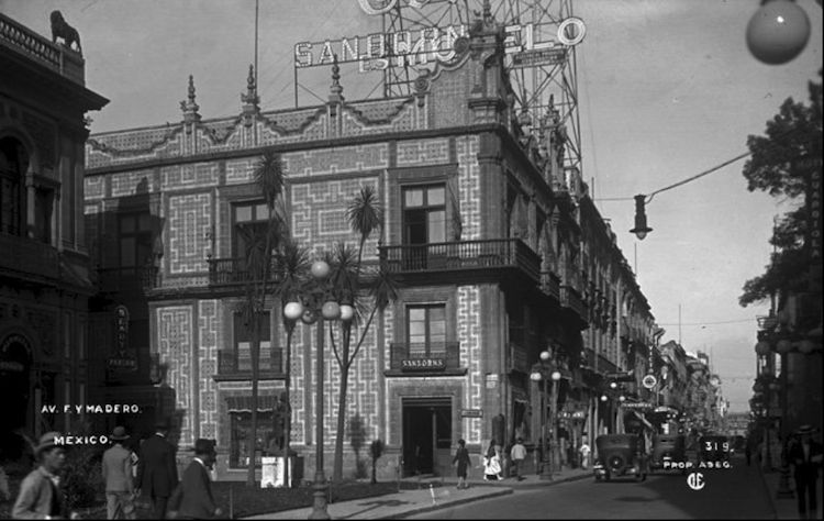 Gente transita a un costado de la Casa de los Azulejos en avenida Francisco I. Madero. Foto: (INAH 1925)