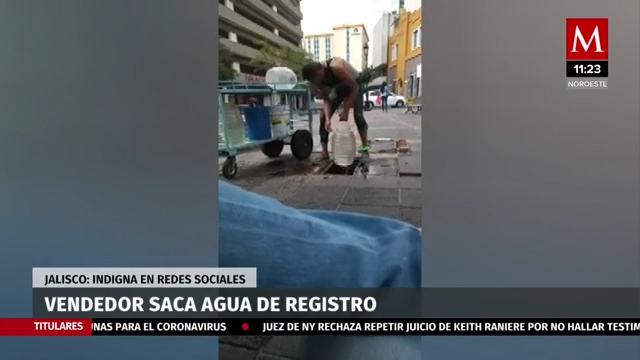 Hombre saca agua de un registro para presuntamente hacer aguas frescas
