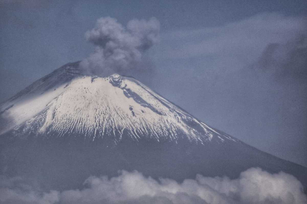En un lapso de 24 horas, los sistemas de monitoreo volcánico del Cenapred registraron 31 exhalaciones. (Andrés Lobato)
