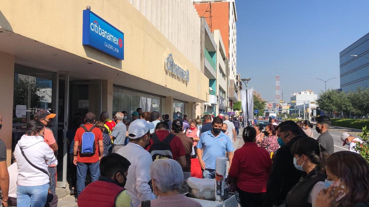 Largas filas sin sana distancia en León