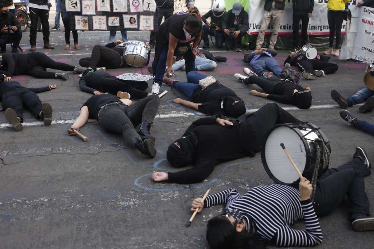 Los manifestantes se colocaron en el suelo simulando ser víctimas de feminicidio./ Ariana Pérez