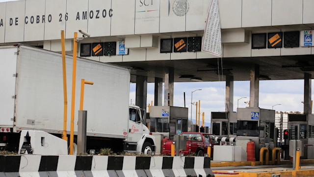 Pobladores de Canoa bloquean caseta de Amozoc, Puebla