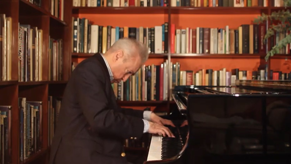 En redes sociales el ex embajador ofreció un homenaje musical a personal médico
