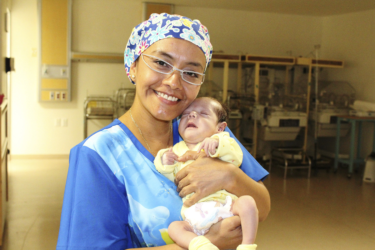 Yanina Ortega Rojas comenta que las enfermeras se convierten muchas veces en apoyo de los familiares de los pacientes. (Especial)
