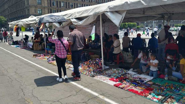 Artesanos indígenas instalan plantón en el Zócalo de CdMx