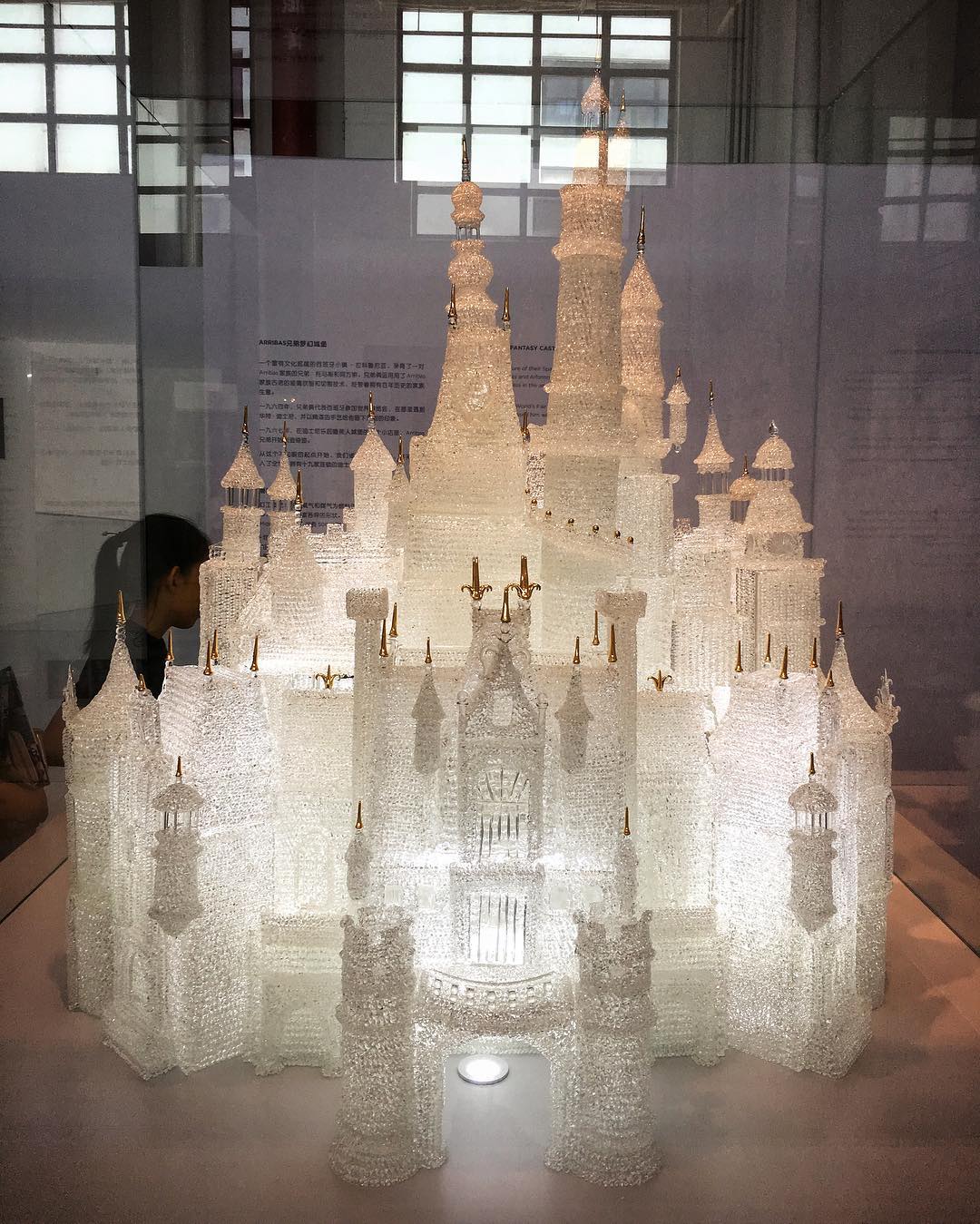 Castillo de cristal se trata de una recreación a escala del emblemático castillo de la Cenicienta de Disney World Resort. (Instagram)