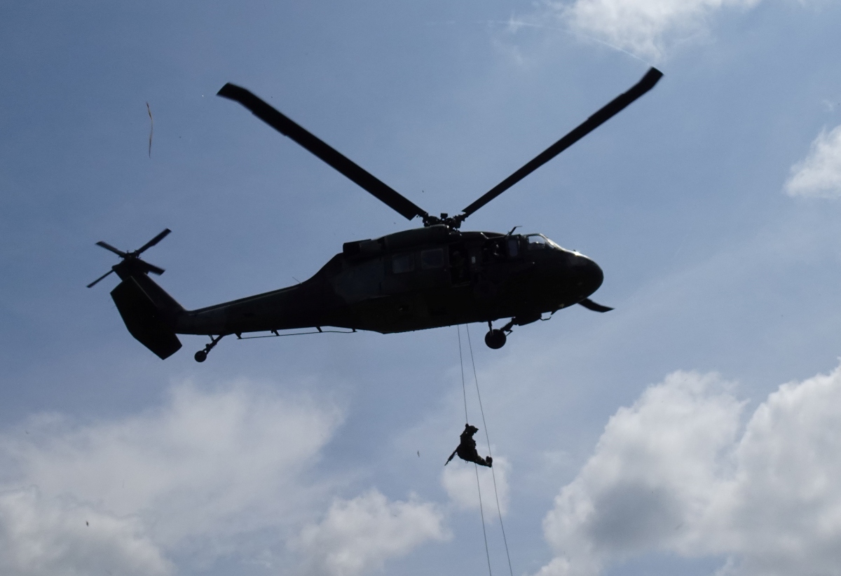 Elementos del ejército colombiano buscan frenar el avance de los disidentes de las FARC. (Reuters)