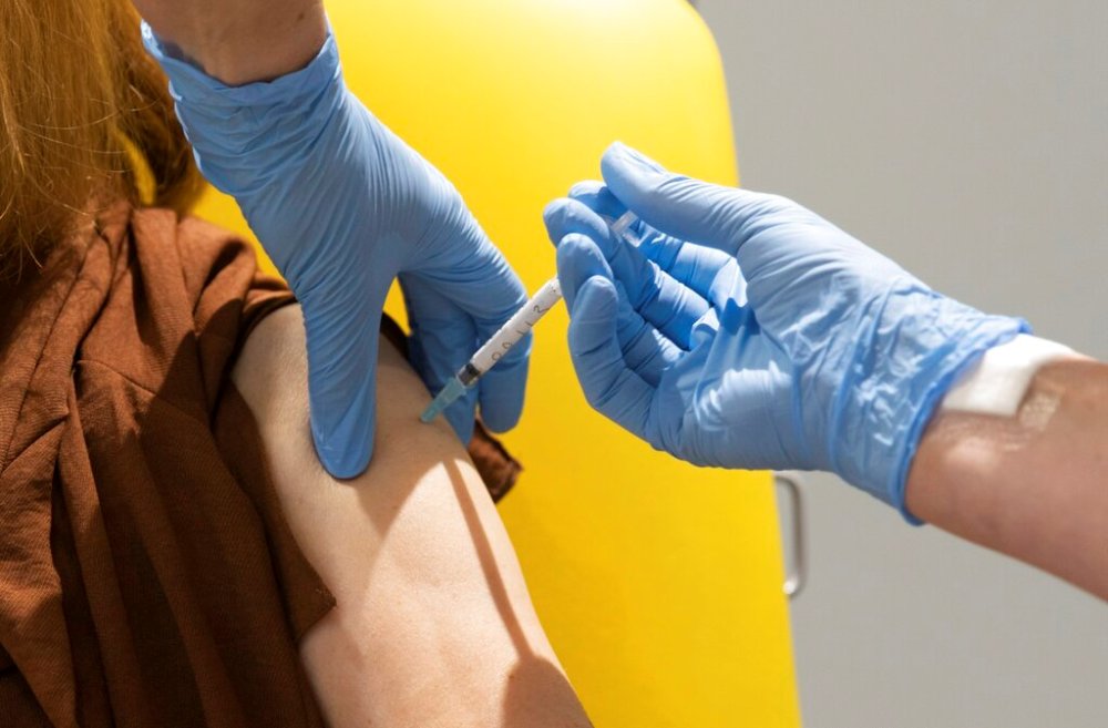 Los ensayos de vacunas dan esperanzas ante la pandemia, que registra rebrotes en algunos países. (AP)