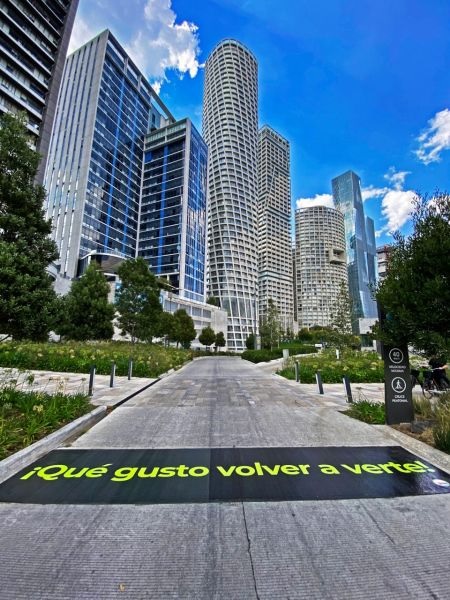 En el espacio, ubicado en Santa Fe, se han colocado frases de aliento ante la nueva normalidad. Especial