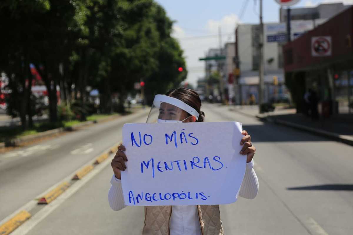 Estudiantes de la Escuela de Enfermería Angelópolis cerraron la avenida 11 Sur para exigir plazas de servicio social. (Andrés Lobato)