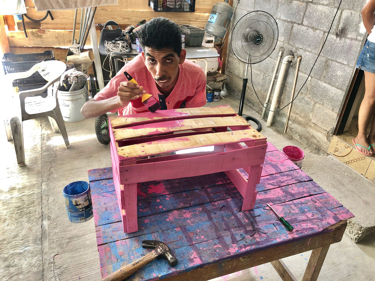 El gusto por la madera y la pintada le surgió en la escuela especial, CAM Emprendedores (Antonio Hernández)