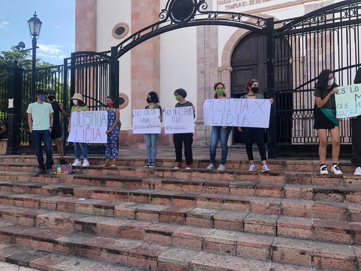 Los jovenes iniciaron la marcha hasta la Fiscalía. | Fanny Martínez
