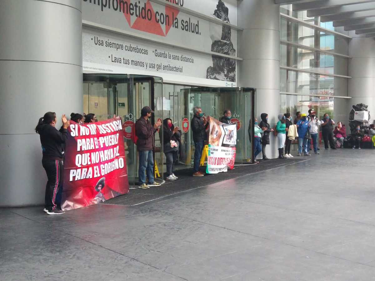 Los manifestantes prohibieron el paso a trabajadores de la Torre HSBC. / César Velázquez