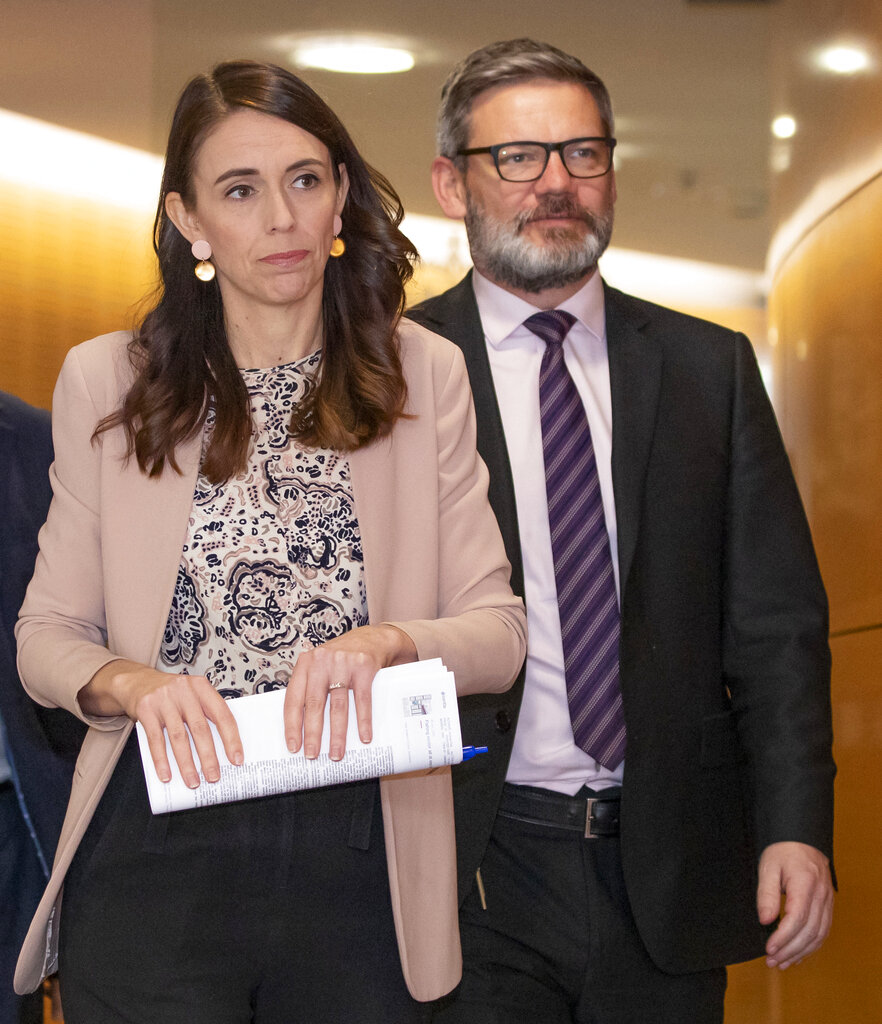 La primera ministra Jacinda Ardern junto al ahora ex ministro Iain Lees-Galloway. (AP)