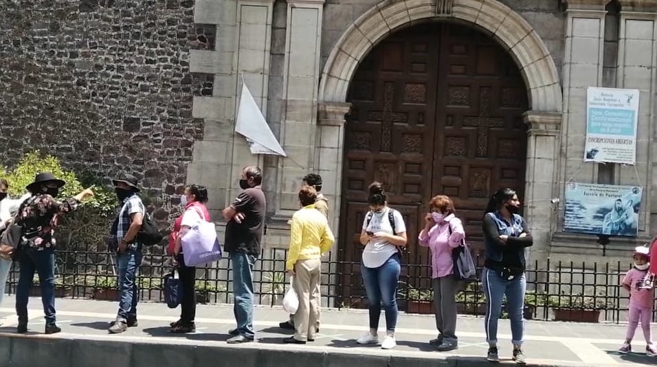 Algunas personas que acuden al Centro Histórico llevan tapabocas, pero no cumplen con sana distancia. (Anwar Nájera)