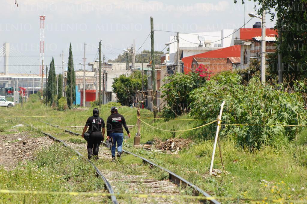 Policías municipales mantienen acordonada la zona para que peritos de la FGE realicen las diligencias. (Andrés Sánchez)