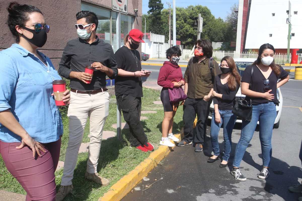 Alumnos protestan afuera de las oficinas del dueño de la ESADI. Foto: Raúl Palacios.