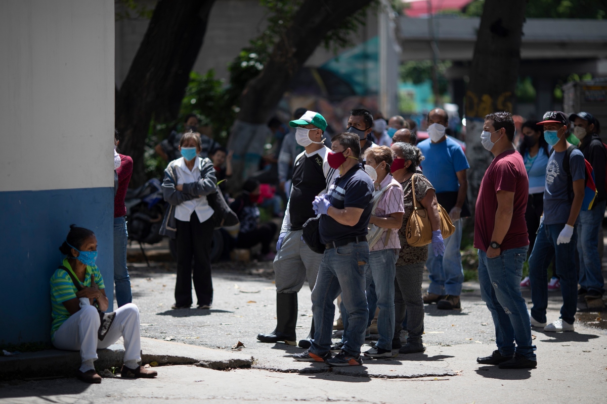América Latina y el Caribe enfrenta aún una transmisión importante de contagios por coronavirus. (AP)