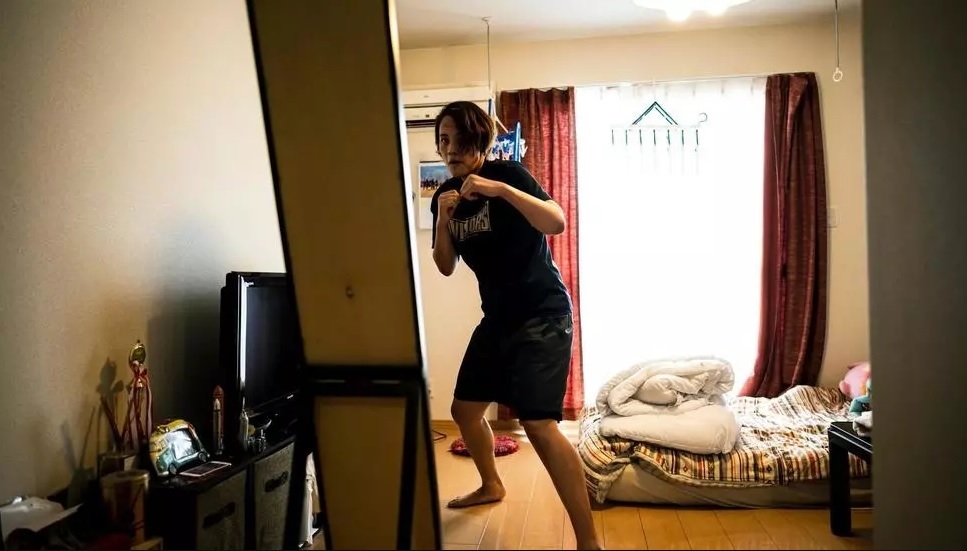 Arisha Tsubata combina un duro entrenamiento de boxeo con largas jornadas laborales como enfermera.