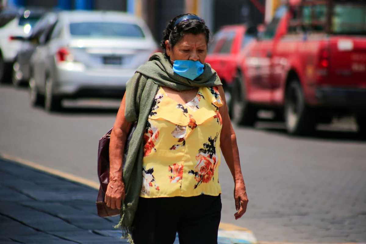Aunque la curva de contagio se aplane, tres de cada cuatro poblanos está en riesgo por comorbilidades. (Andrés Lobato)