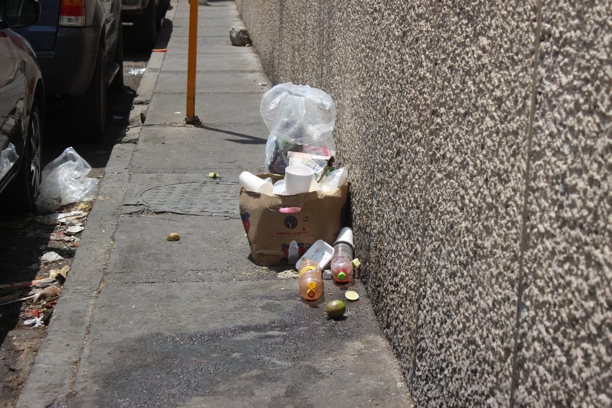 Detienen a dos personas por tirar basura en vía pública. (Especal)