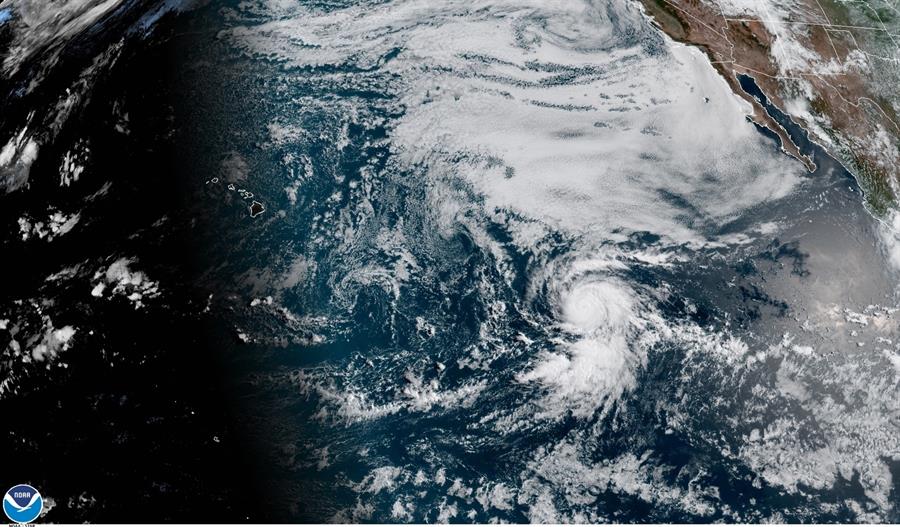 Fotografía satelital del huracán 'Douglas' frente a costas del Pacífico mexicano. (EFE/NOAA-NHC)