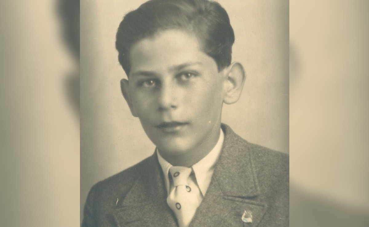 Jirí Popper con el escudo de la Real Sociedad (Holocaust.cz)