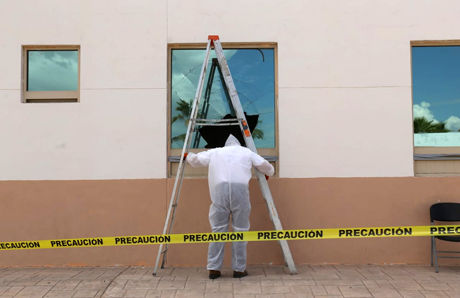 Paciente rompe ventana en el Hospital General de Torreón. (Mauricio Román)