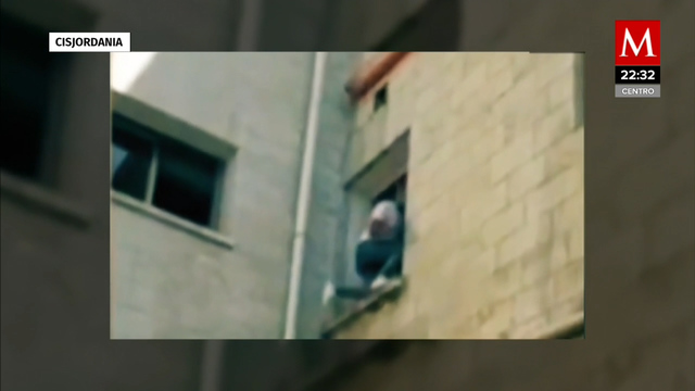 Palestino sube a la ventana de un hospital para ver morir a su madre por covid-19
