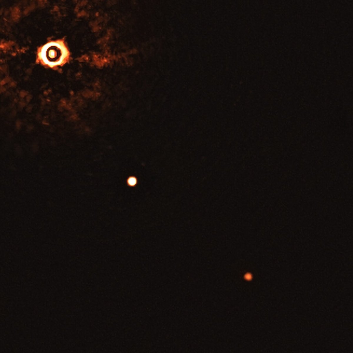 El sistema fue bautizado como TYC 8998-760-1 aquí podemos observar la estrella, en la imagen de más abajo, te mostramos los planetas (Twitter)