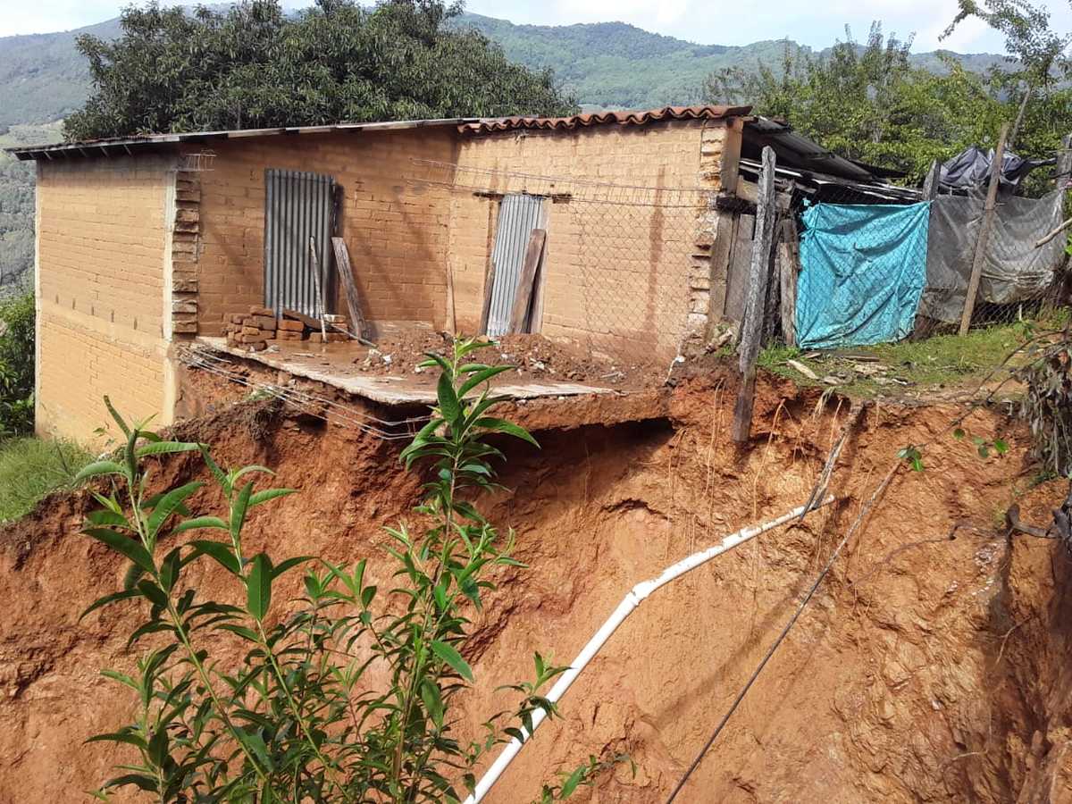 Algunas viviendas resultaron con afectaciones debido al desgajamiento de tierra. (Óscar Rodríguez)