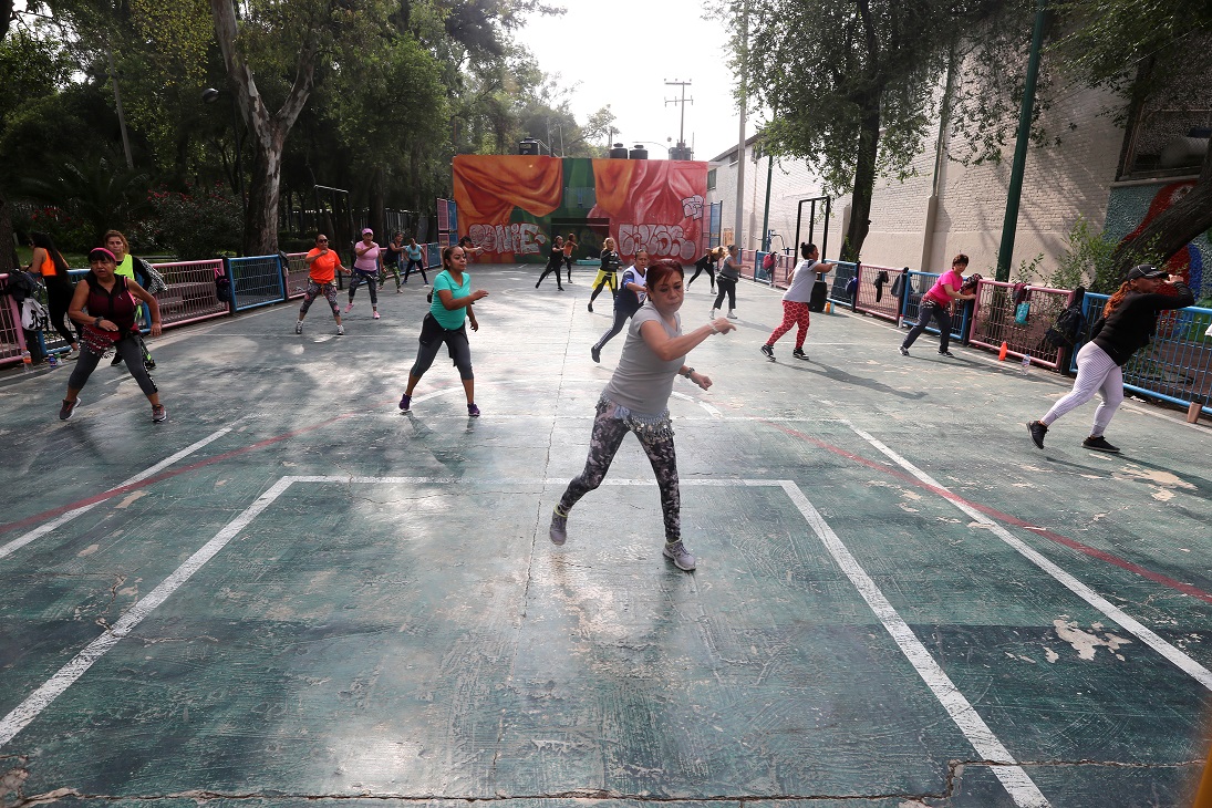 Alicia Villanueva es la instructora que dirige las rutinas en el parque Artes Gráficas. (Jorge Carballo)