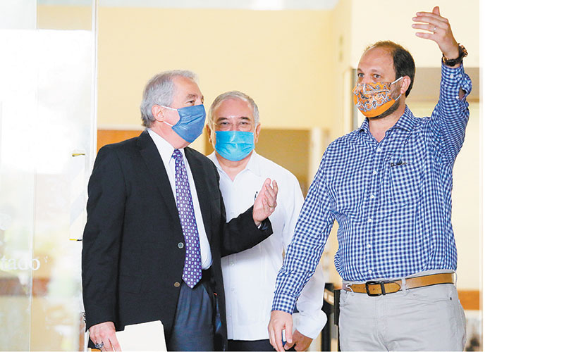 Artemio Garza (izq.) acudió ayer al recinto legislativo. (JORGE LÓPEZ)