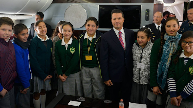 Avión presidencial "no es un regalo": El viaje del TP01 en el que Peña Nieto invitó a niños