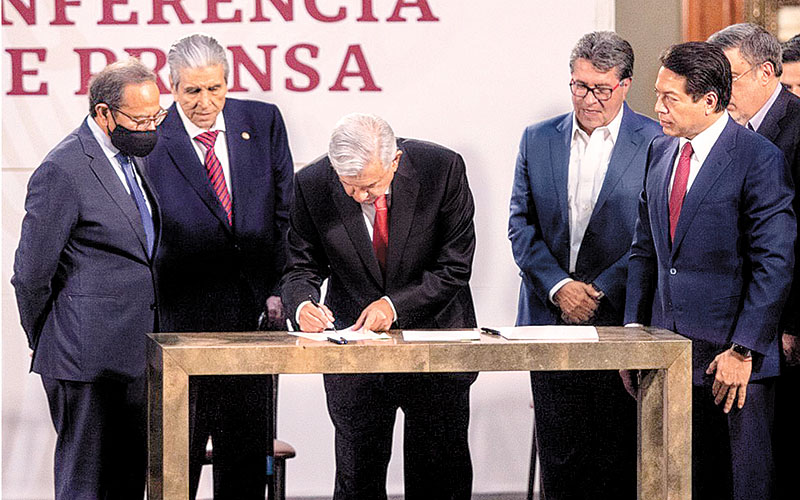 Carlos Salazar Lomelín, Carlos Aceves, el titular del Ejecutivo, Ricardo Monreal y Mario Delgado. (Especial)
