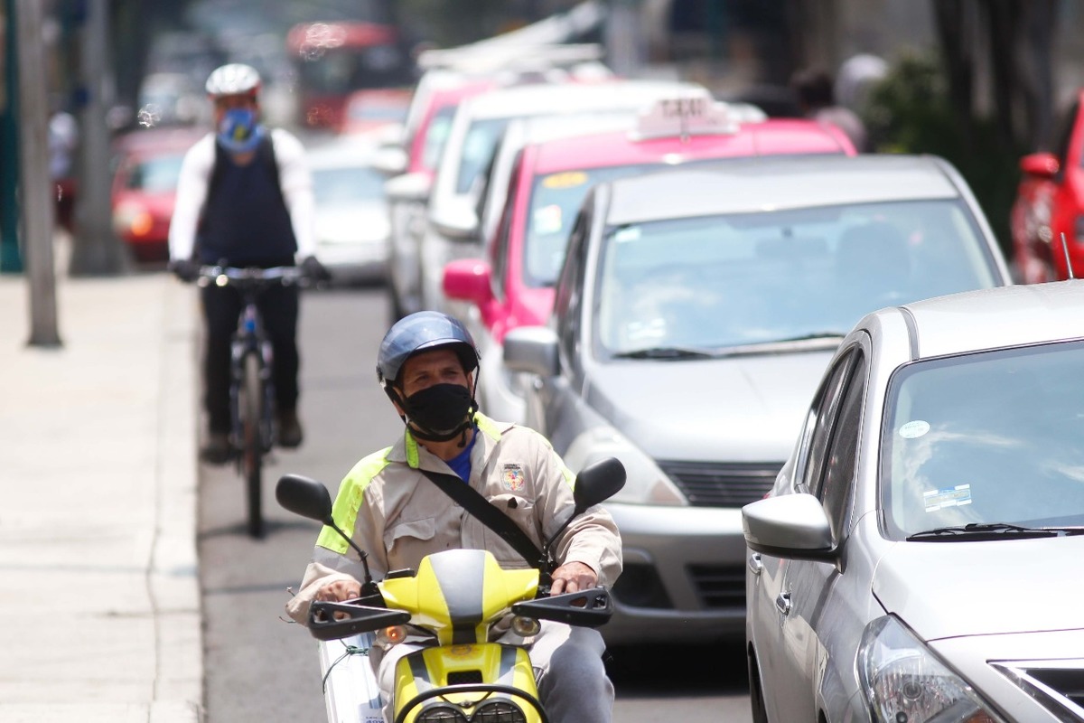 Checa los vehículos descansan en CdMx, de acuerdo con el Hoy No Circula. (Araceli López)