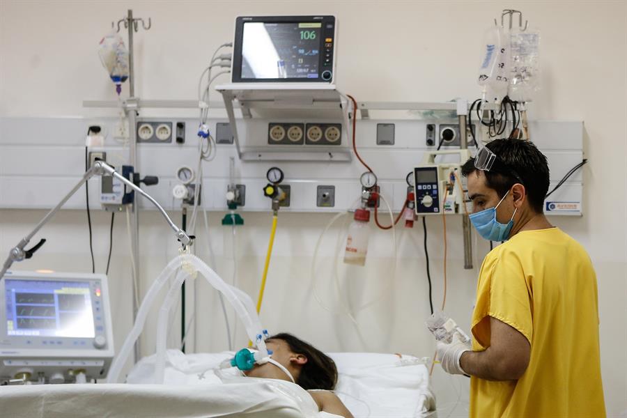 Un enfermero trabaja en la unidad de terapia intensiva de un hospital en la provincia de Buenos Aires. (EFE)