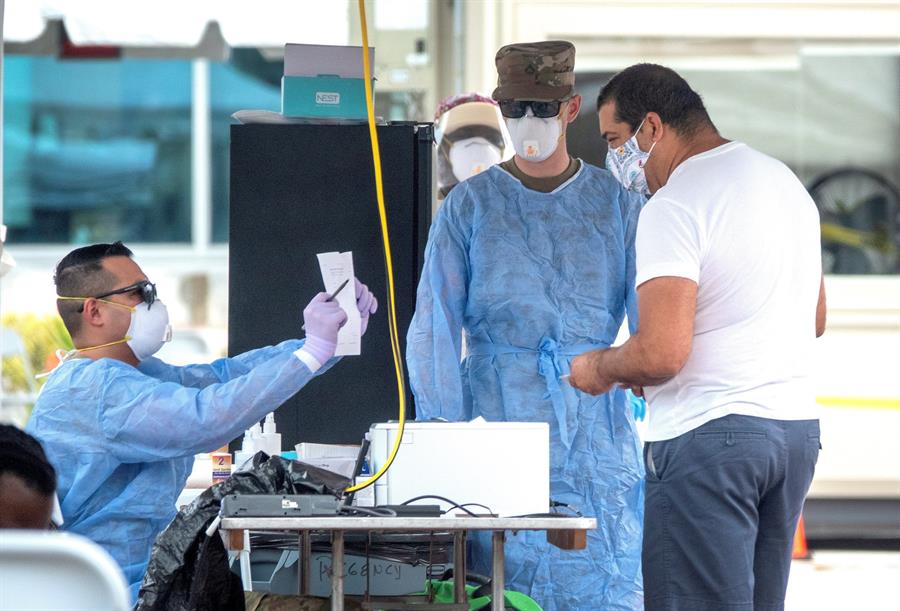 Estadunidenses se realizan pruebas rápidas de covid-19 en Miami Beach, Florida. (EFE)