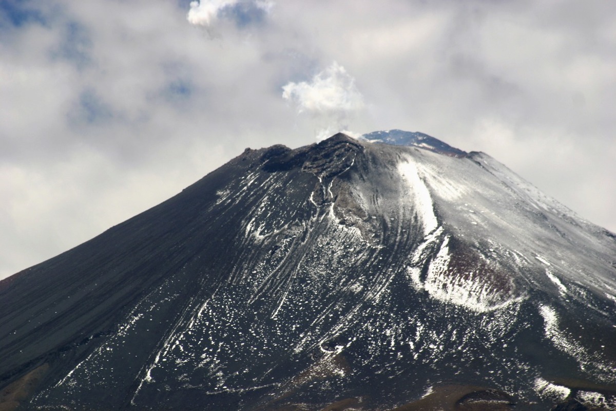 Fotografía de archivo del volcán Popocatépetl desde San Nicolás de los Ranchos, Puebla. (Andrés Sánchez)