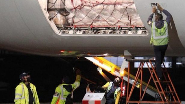 Llega a CdMx avión de China con batas para personal que atiende coronavirus